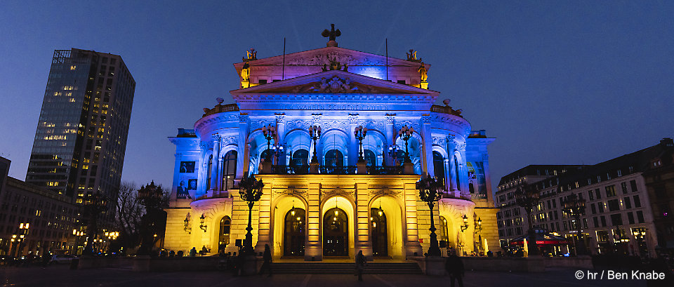Alte Oper in den ukrainischen Nationalfarben
