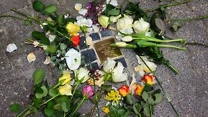 Drei verlegte Stolpersteine der Familie Istel mit Blumen